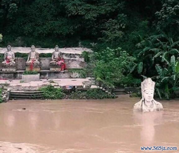 这可能是重庆“混得最惨”的不雅音，常年泡水里，执行版块人难保